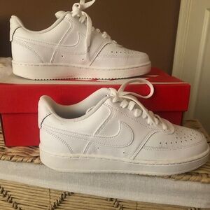 Women’s Nike tennis shoes